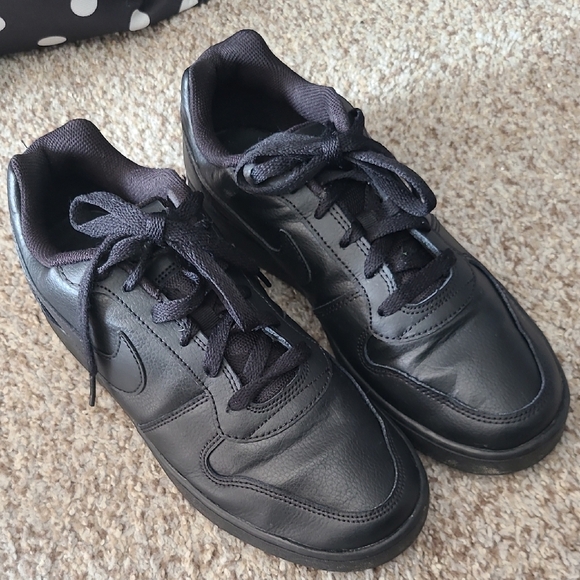 Nike Black Sneakers Classic Style - Picture 1 of 7
